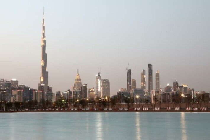 Arabiemiraattien pääkaupunki Dubai on tunnettu esimerkiksi luksusshoppailumahdollisuuksistaan ja pilvenpiirtäjistään. Dubai
