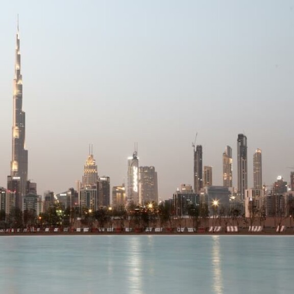 Arabiemiraattien pääkaupunki Dubai on tunnettu esimerkiksi luksusshoppailumahdollisuuksistaan ja pilvenpiirtäjistään. Dubai