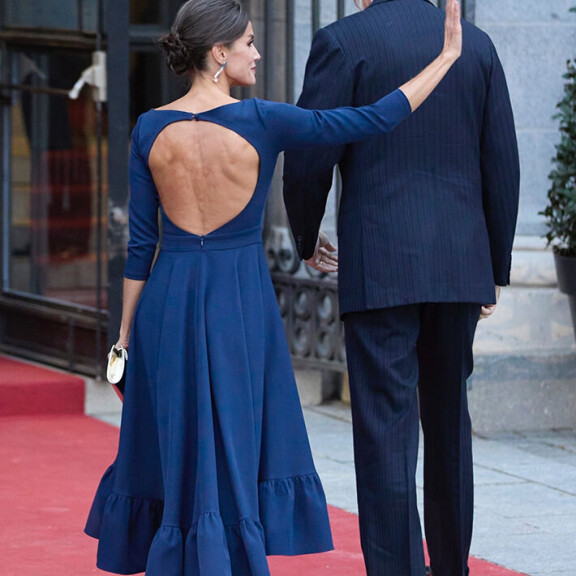 Lokakuussa Letizia herätti runsaasti keskustelua tällä avoselkäisellä mekollaan. Espanjan hallitsijapari Felipe ja Letizia