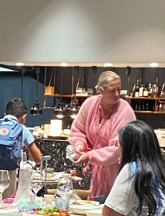 Jutta lipasti ruokaa mukaan, vaikka säännöt sanovat lukijan mukaan muuta.