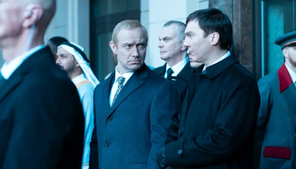 Jude Law ja Paul Dano elokuvassa The Wizard of the Kremlin.