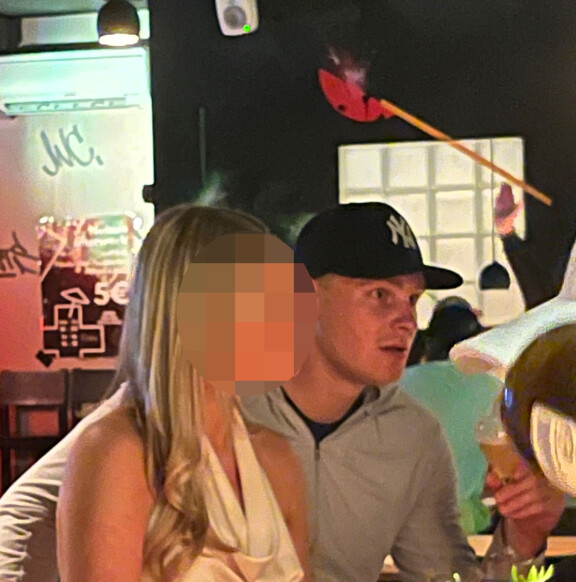 Kaapo Kakko istuskeli lähekkäin näyttävän vaaleahiuksisen naisen kanssa.