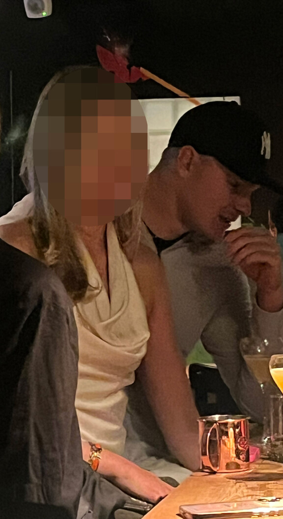 Lukijan mukaan Kaapon ja blondin välillä oli romantiikkaa ilmassa.