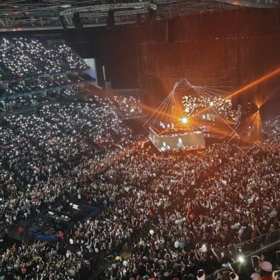Backstreet Boys esiintyi sunnuntaina Lontoon O2-areenalla. Yleisö sytytti keikalla puhelimien valoja Aaron Carterin muistolle. O2 arena