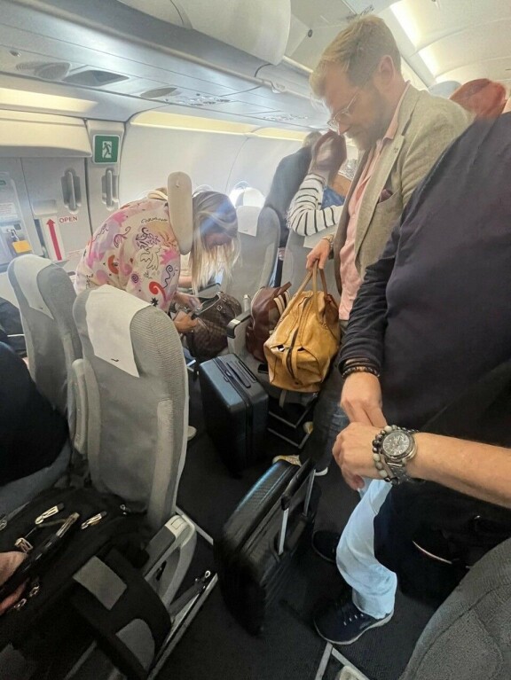Annella ja Antilla sekä muilla matkustajilla oli kiire päästä ulos koneesta vauhdikkaan laskuvaiheen jälkeen.