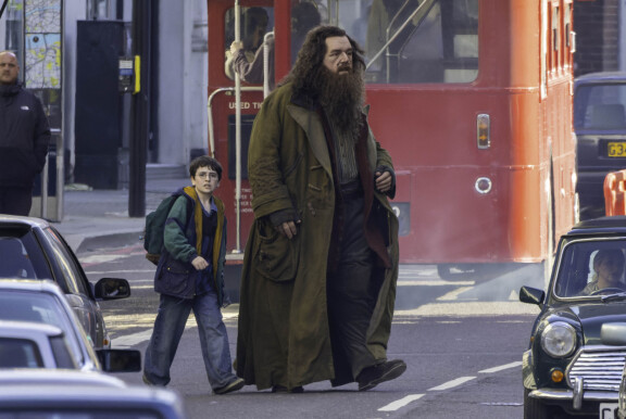 Harry ja Hagrid bongattiin Lontoossa heinäkuussa! Nick Frost näyttelee Hagridia, Dominic McLaughlin taas Harry Potteria.