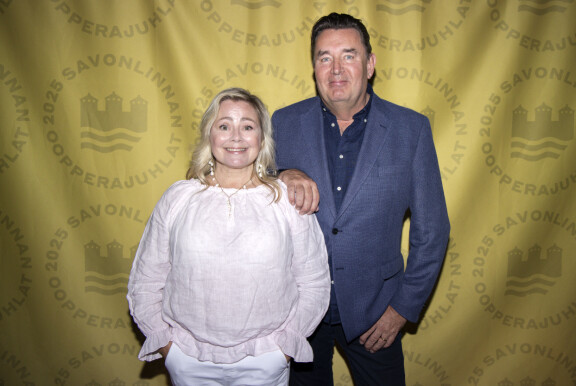 Timo edusti heinäkuussa Savonlinnassa puolisonsa Susannan kanssa.