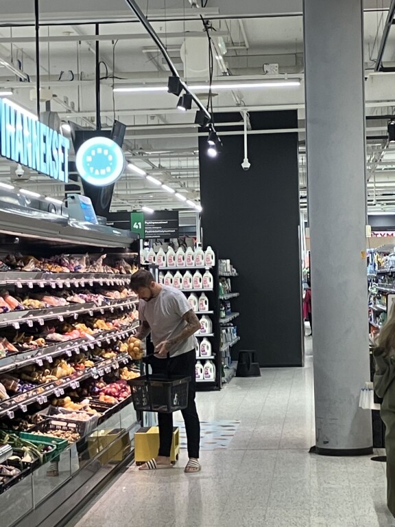Juhamatti vaikuttin lukijan mukaan olevan hieman eksyksissä sinkoillessaan sinne ja tänne.
