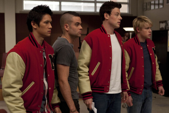 Mark Salling (2. vasemmalta) ja Cory Monteith (2. oikealta) olivat kymmenen vuotta roolihahmojaan vanhempia. Kuvassa myös Harry Shum Jr. (vas.) ja Chord Overstreet.