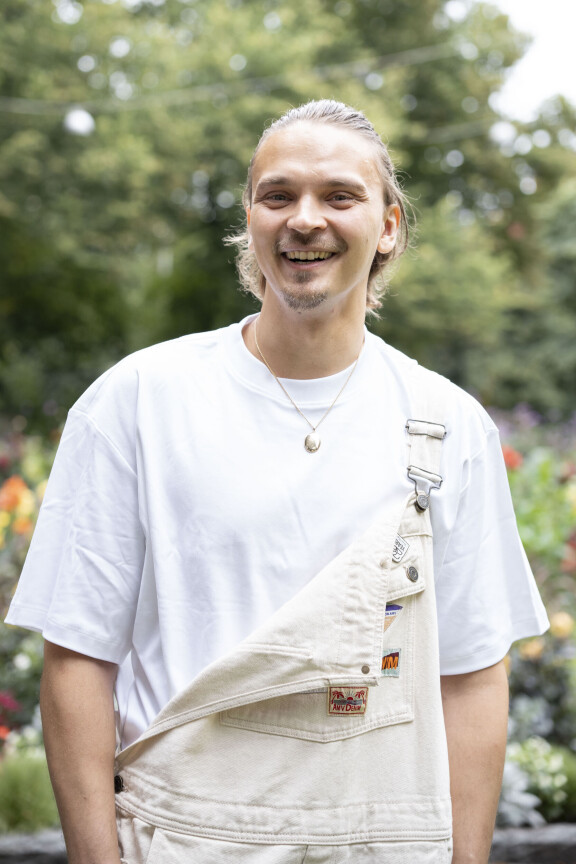 Roope toteaa, että hänen ja Koirien kannattaa tehdä sellaista musiikkia, mitä he parhaiten osaavat. – Toiset osaavat aina vain uudistua ja olla relevantteja uusien lukiolaisten mielestä. Olen häkeltynyt siitä, että ainakin tämän keikkakesän perusteella kansaa edelleen riittää keikoilla.