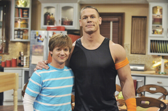 Sekä Jason Earles että John Cena ovat syntyneet vuonna 1977.