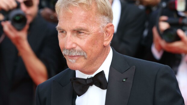 Jösses! Eronnut Kevin Costner, 70, iski yli 20 vuotta nuoremman kaunottaren