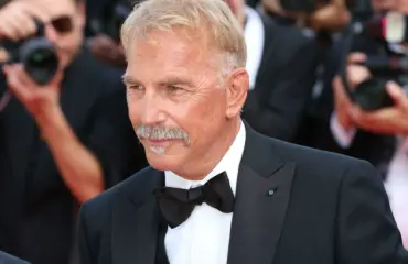 Jösses! Eronnut Kevin Costner, 70, iski yli 20 vuotta nuoremman kaunottaren