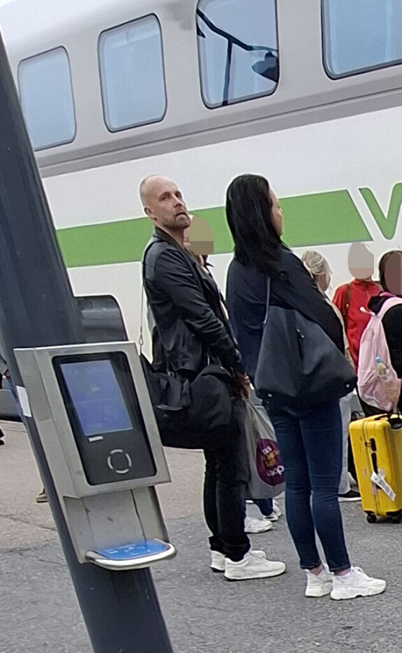 Juha ja Raija olivat varustautuneet matkaan kevyin kantamuksin ja sporttikengillä, joten odottelu näytti sujuvan mukavasti.