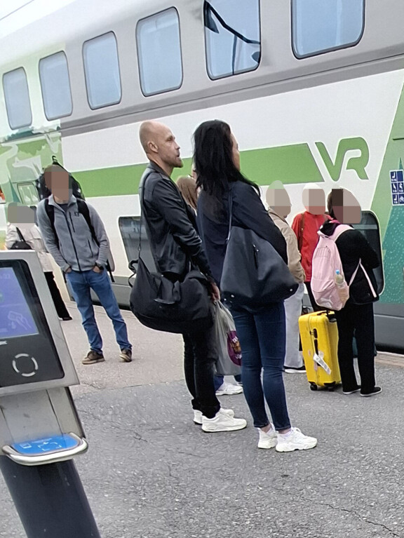 Juha ja Raija eivät kimpaantuneet odottelusta, joka venyi lähes puolen tunnin mittaiseksi.