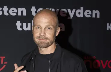 Juha Tapio jäi kiipeliin vaimonsa kanssa – salakuva