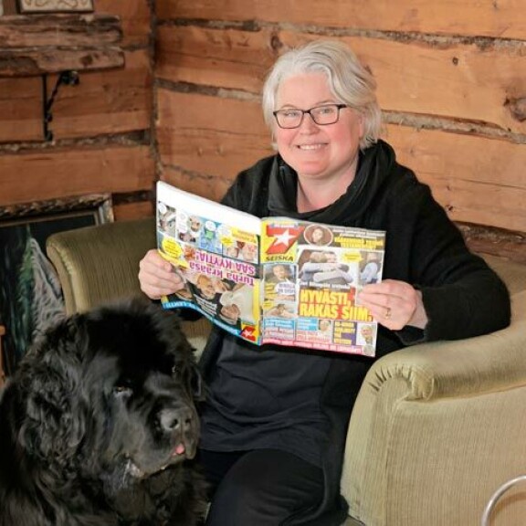 Piialle Seiska on erittäin tuttu, sillä hän hoiti Seiskan tilausmyyntiä kaikkiaan kymmenen vuoden ajan.  4-vuotias newfoundlandinkoira Meeri pitää seuraa Saariston Marttana tunnetulle emännälleen. Piialle Seiska on erittäin tuttu, sillä hän hoiti Seiskan tilausmyyntiä kaikkiaan kymmenen vuoden ajan.  4-vuotias newfoundlandinkoira Meeri pitää seuraa Saariston Marttana tunnetulle emännälleen.