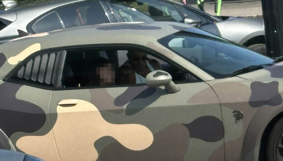 Matias oli saanut komeaan autoonsa kaunista naisseuraa.