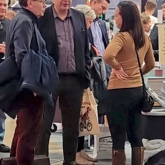 Viikon Kääk-juorut: Roman Schatz nostatti kulmakarvoja ostoskeskuksessa – kuva Antti Kaikkonen