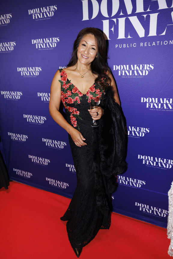 Noriko Salo oli pukeutunut Domakersin juhliin kauniiseen mustaan mekkoon, jonka miehustaa koristi punaiset kukat.