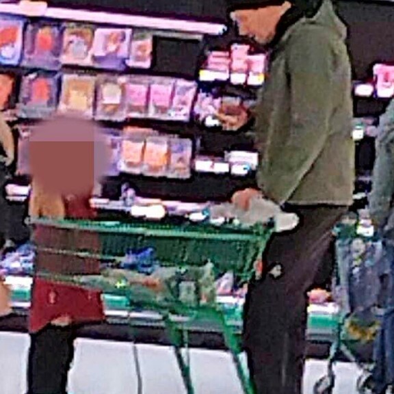 Viikon Kääk-juorut: Roman Schatz nostatti kulmakarvoja ostoskeskuksessa – kuva Marko Anttila