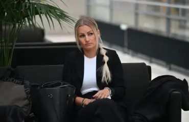 Huoltajuustaistoa käyvä Helena Koivu yllättävän seuralaisen kanssa
