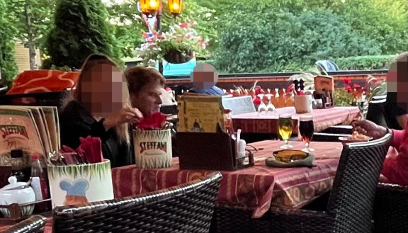 Reetu vaikutti hieman mököttävän, mutta se saattoi johtua siitä, etteivät pitsat olleet löytäneet vielä pöytään.