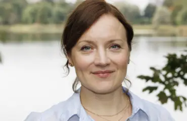 Tästä syystä ihmiset lähestyvät Elena Leeveä uimahallissa