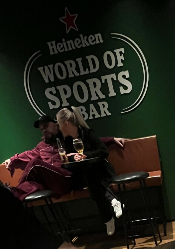 Illan edetessä Pyhimys ja nainen lähentyivät toisiaan.
