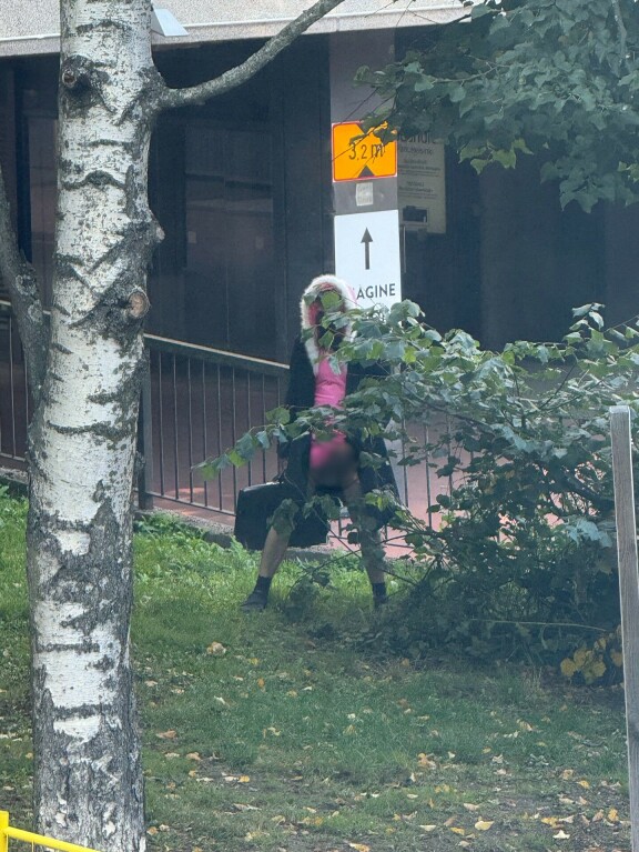 Johannan kaveri kävi vessakeikalla läheisessä puskassa. Jonkinlaista taitoa lienee sekin, että puskapissa onnistui yhdellä kädellä, toisen käden pitäessä kiinni salkusta.