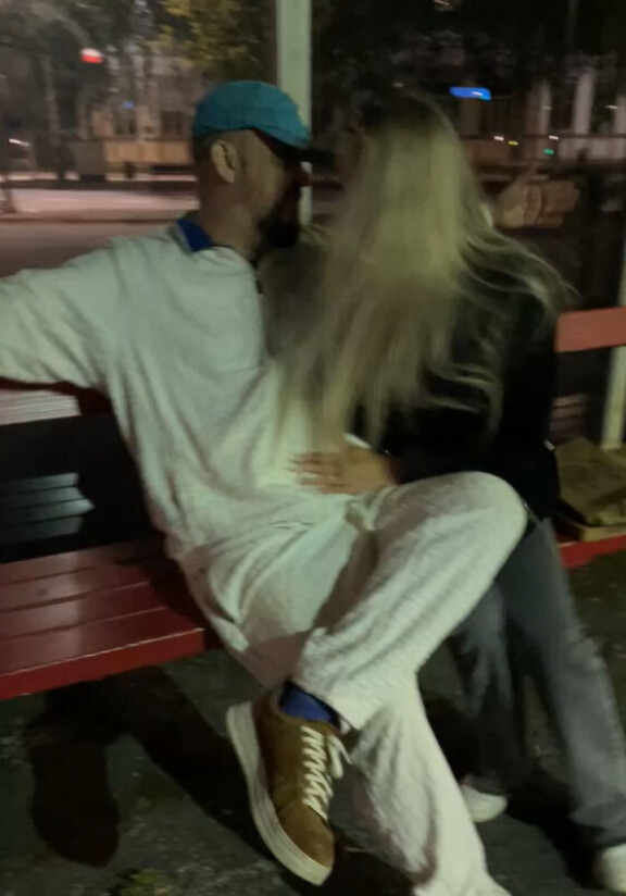 Pyhimys sekä blondi vaikuttivat olevan läheisiä.