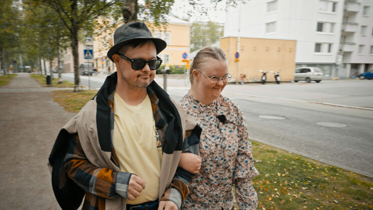 Toni menee ensimmäistä kertaa elämässään treffeille tv:ssä