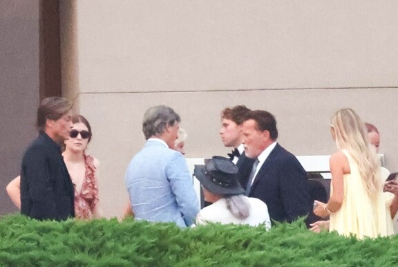 Kuvassa muun muassa Patrickin isä Arnold Schwarzenegger ja miehen näyttelijäystävä Rob Lowe.