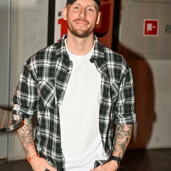 Niko pelaa jalkapalloa ja videopelejä sekä käy mielellään salilla. Niko pelaa jalkapalloa ja videopelejä sekä käy mielellään salilla.