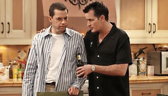 Miehen puolikkaat -sarjaa tähdittivät Jon Cryer ja Charlie Sheen. Charlien saatua potkut Ashton Kutcher sai roolin sarjasta.