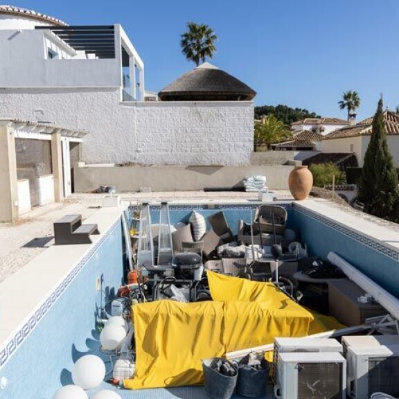 Talo oli työmaana liki koko tämän vuoden. Henkka myöntää, että suomalaiseen työnjälkeen tottuneena pinna välillä kärähti. Talo oli työmaana liki koko tämän vuoden. Henkka myöntää, että suomalaiseen työnjälkeen tottuneena pinna välillä kärähti.