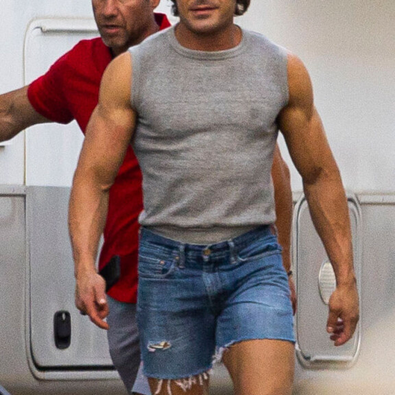 Zac käyskenteli piukoissa pöksyissä. Zac käyskenteli piukoissa pöksyissä.