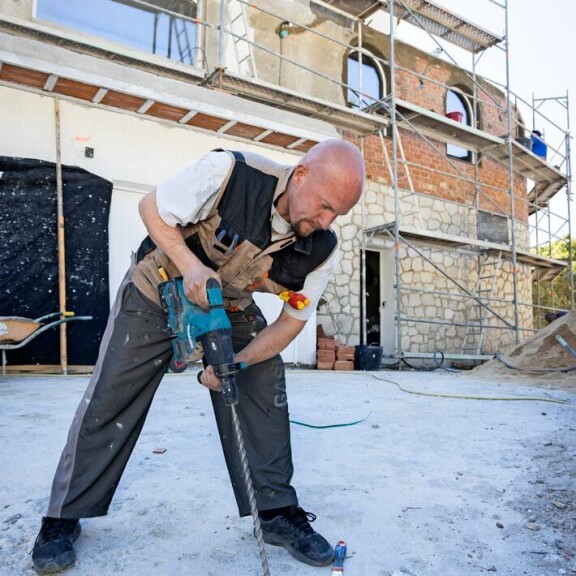 Henry osallistui itsekin remonttiin. – Nooh, olen tehnyt vain sellaisia hyvin pieniä asioita nopeuttaakseni valmistumista. Henry osallistui itsekin remonttiin. – Nooh, olen tehnyt vain sellaisia hyvin pieniä asioita nopeuttaakseni valmistumista.