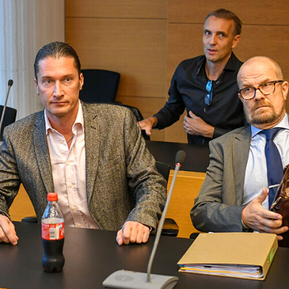 Tomi Metsäketo (vas.) Helsingin käräjäoikeudessa vuonna 2018. Tomi Metsäketo (vas.) Helsingin käräjäoikeudessa vuonna 2018.