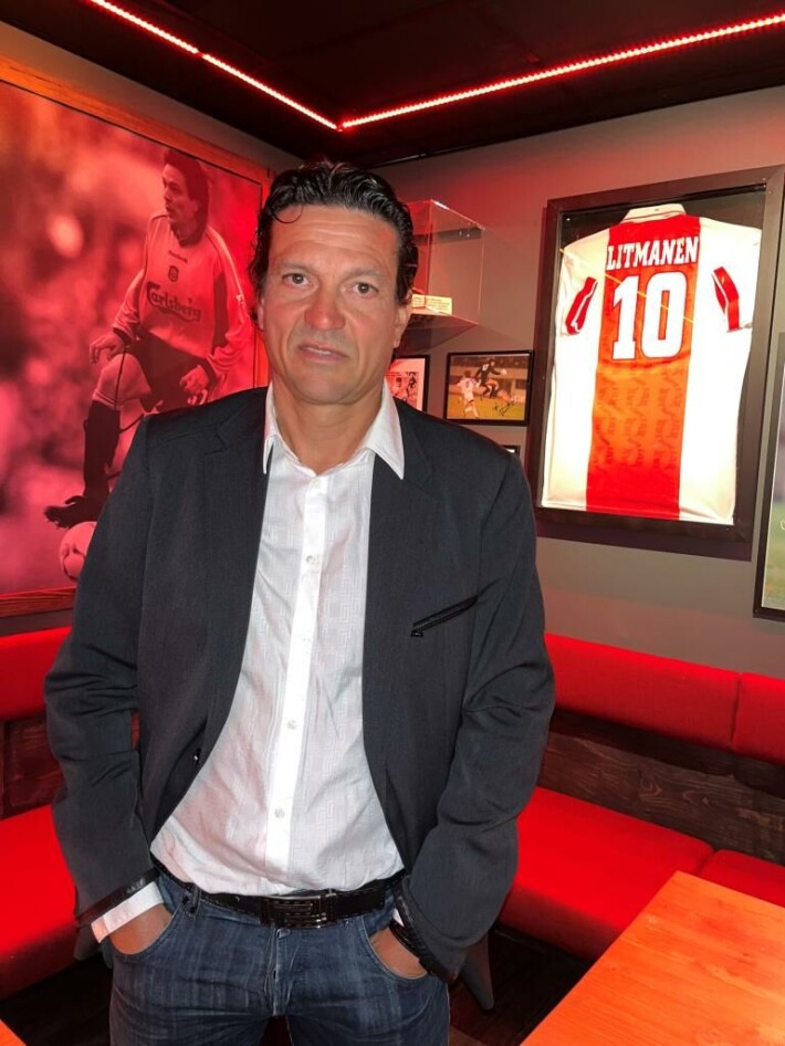 Kaikkien aikojen suomalaisfutari Jari Litmanen, 51, hyppäsi mukaan ravintolabisnekseen. Hän on osakkaana Lahteen avatussa siipiravintola Hookissa. KUVA: EETU AMPUJA Jari Litmanen, 51, hyppäsi mukaan ravintolabisnekseen. Hän on osakkaana Lahteen avatussa siipiravintola Hookissa. KUVA: EETU AMPUJA