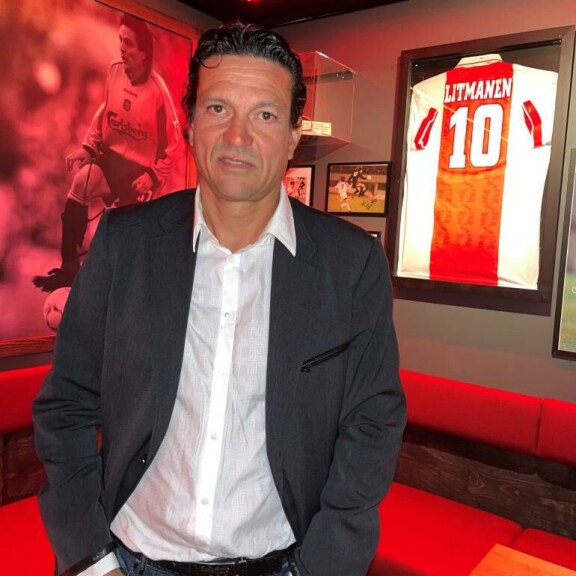 Kaikkien aikojen suomalaisfutari Jari Litmanen, 51, hyppäsi mukaan ravintolabisnekseen. Hän on osakkaana Lahteen avatussa siipiravintola Hookissa. KUVA: EETU AMPUJA Jari Litmanen, 51, hyppäsi mukaan ravintolabisnekseen. Hän on osakkaana Lahteen avatussa siipiravintola Hookissa. KUVA: EETU AMPUJA