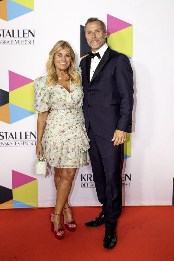 Pernilla Wahlgren päättää, saako hänen aviomiehensä Christian Bauer osallistua tv-ohjelmien kuvauksiin.