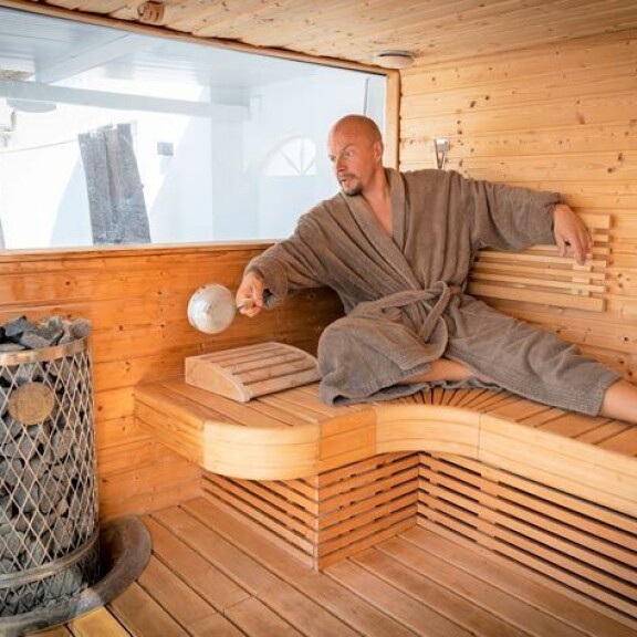 Ai että onko talossa sauna? Tietysti. Sillä erotuksella härmäläisiin, että maisemaikkuna antaa Andalusian palmuihin. Ai että onko talossa sauna? Tietysti. Sillä erotuksella härmäläisiin, että maisemaikkuna antaa Andalusian palmuihin.