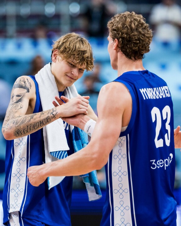 Miten menee, bro? Slim Jesus paiskaa kättä NBA-tähti Lauri Markkasen kanssa.