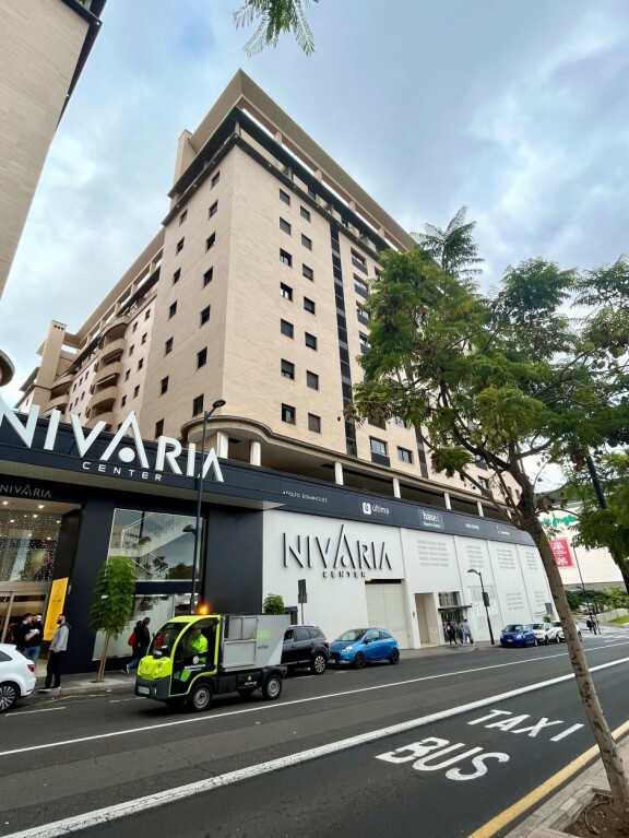 Tässä rakennuksessa Sasu Salin perheineen asui Teneriffan Santa Cruzissa.