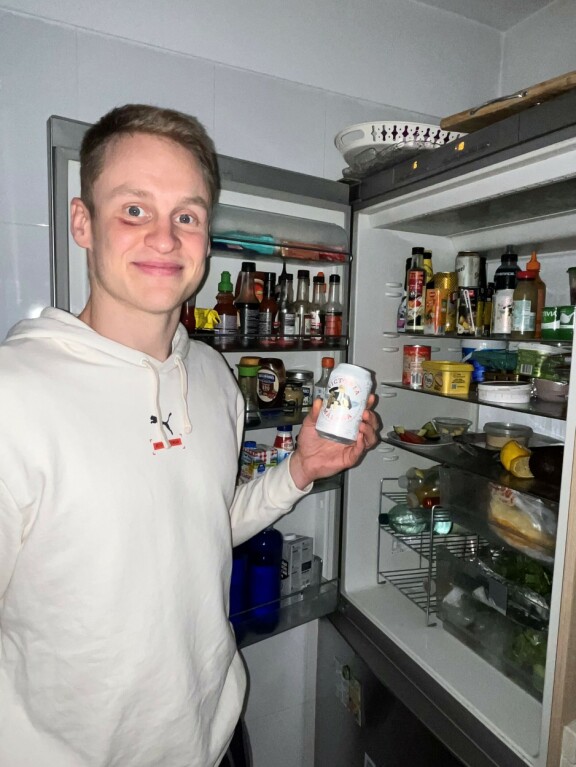 Sasu esitteli Seiskalle jopa jääkaappinsa sisällön.