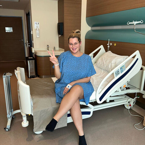 Hennylle tehtiin myös laaja-alainen J-Plasma-toimenpide, jota käytetään muun muassa löysän ihon kiinteyttämiseen ja kiristämiseen. Henny Harjusola