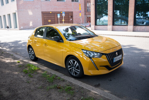 Juhlaseurue lähti paikalta iloisen värisellä Peugeotilla.