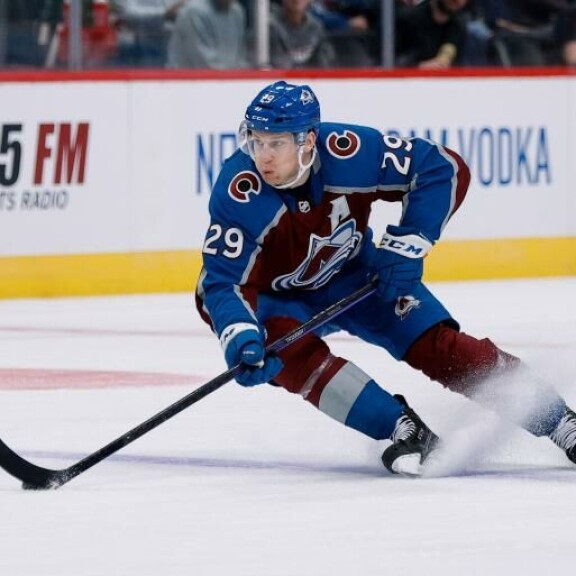 Colorado Avalanchen polkukone nimeltä Nathan MacKinnon on parhaillaan Suomessa. Polkukone nimeltä Nathan MacKinnon on parhaillaan Suomessa.