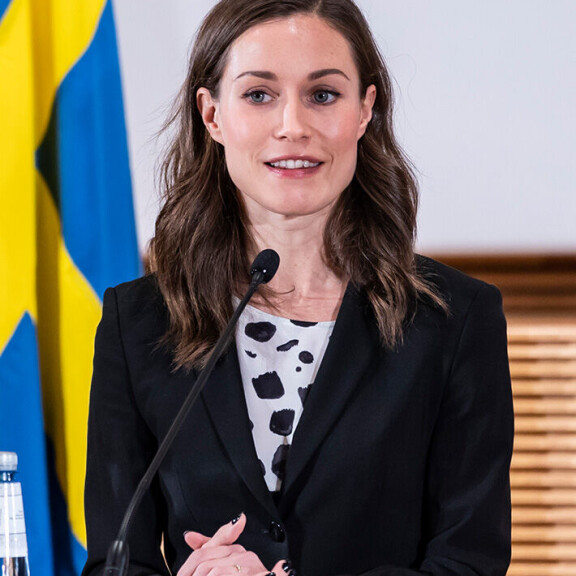 Sanna Marinin kasvot kiiltelivät lehdistötilaisuudessa, mutta somekuvissa eivät. Sanna Marin